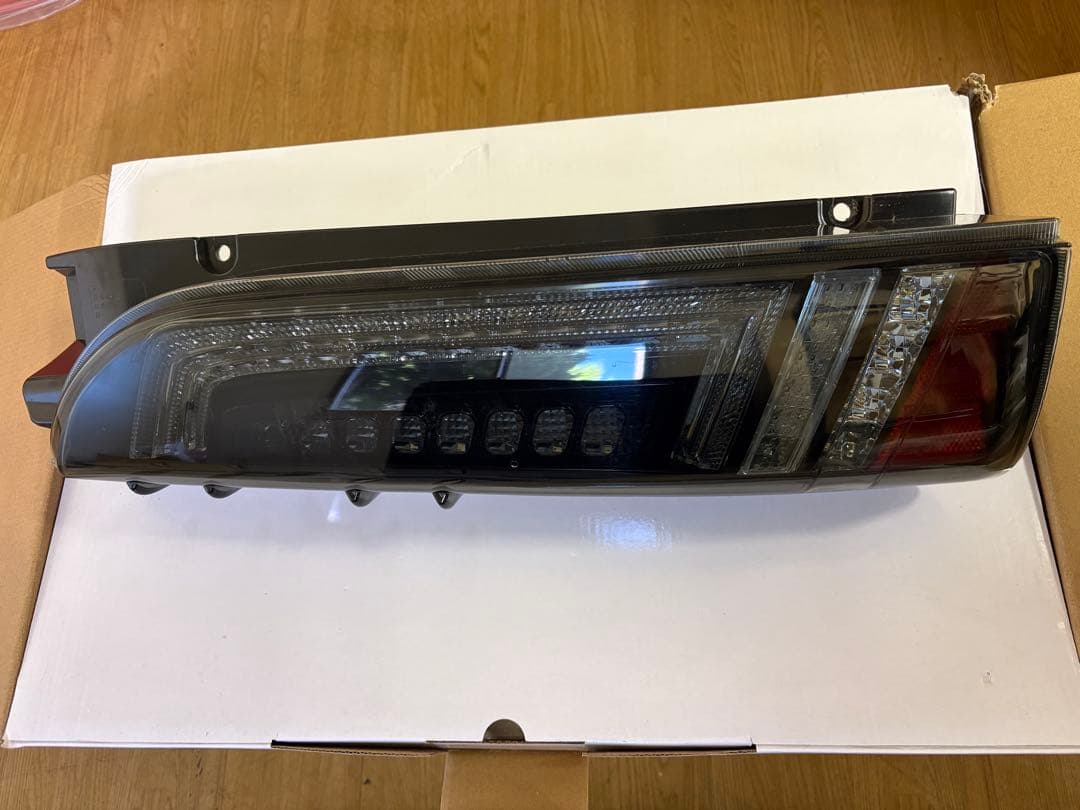 値下げ可能ハイエース200系テールランプ415コブラ