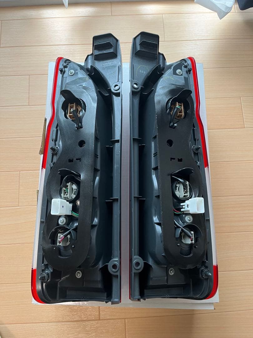 ハイエース200系　テールランプ　新車外し　純正 左右セット