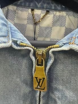Louis Vuitton デニムジャケット、軽やかで夏に映えるデザインです。