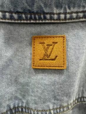 Louis Vuitton デニムジャケット、軽やかで夏に映えるデザインです。