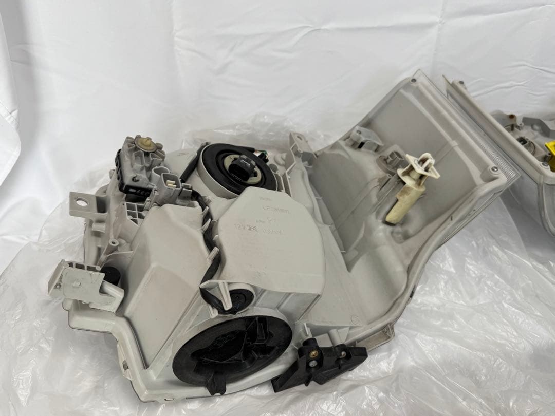 トヨタ ハイエース ワイドボディ 4型 GL 純正ハロゲンヘッドライト左右セット
