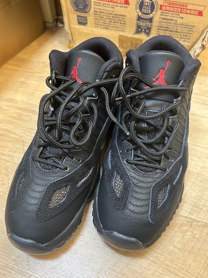 Jordan 11 retro lowバスケットボールシューズ ブラック/レッド