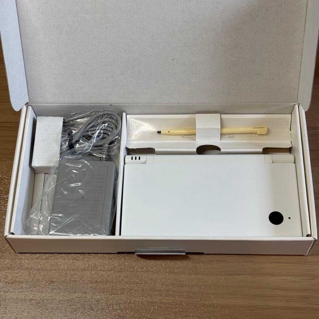 4-055【ほぼ未使用】ニンテンドーDSi ホワイト 箱付き
