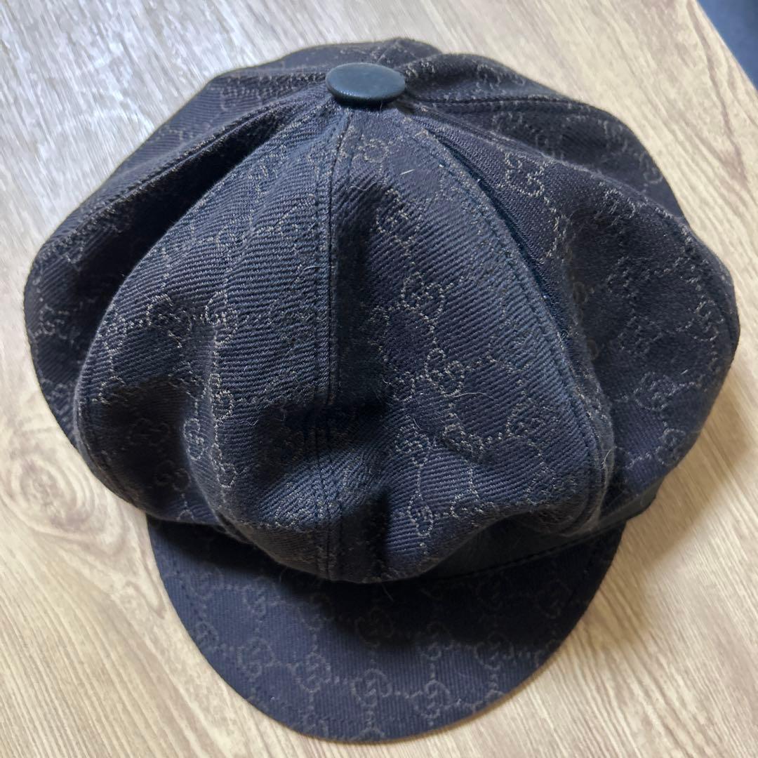 黒いロゴ入りバケットハット
