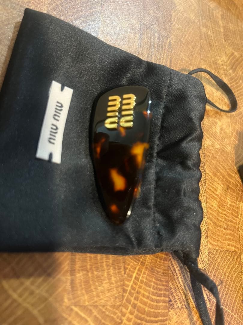 miu miu ロゴ入りヘアピン べっ甲