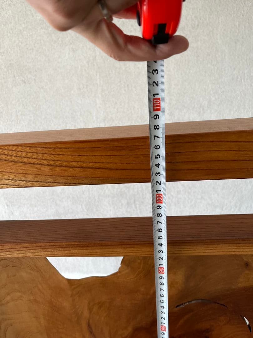衝立　銘木一枚板　渡り鳥を透し彫りにしたデザインです
