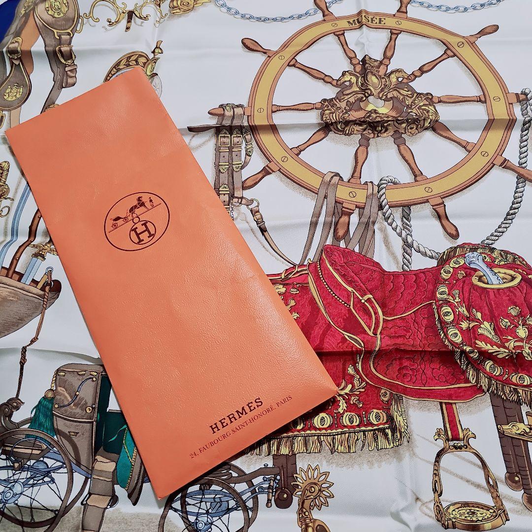 未使用美品✨HERMES　MUSEE　 博物館　美術館 大判シルクスカーフ　袋付