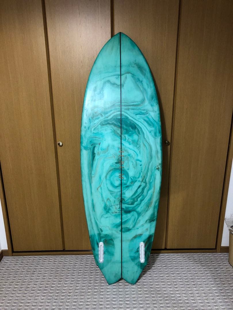 Albumサーフボード　Twinsman swirl tint 5’4