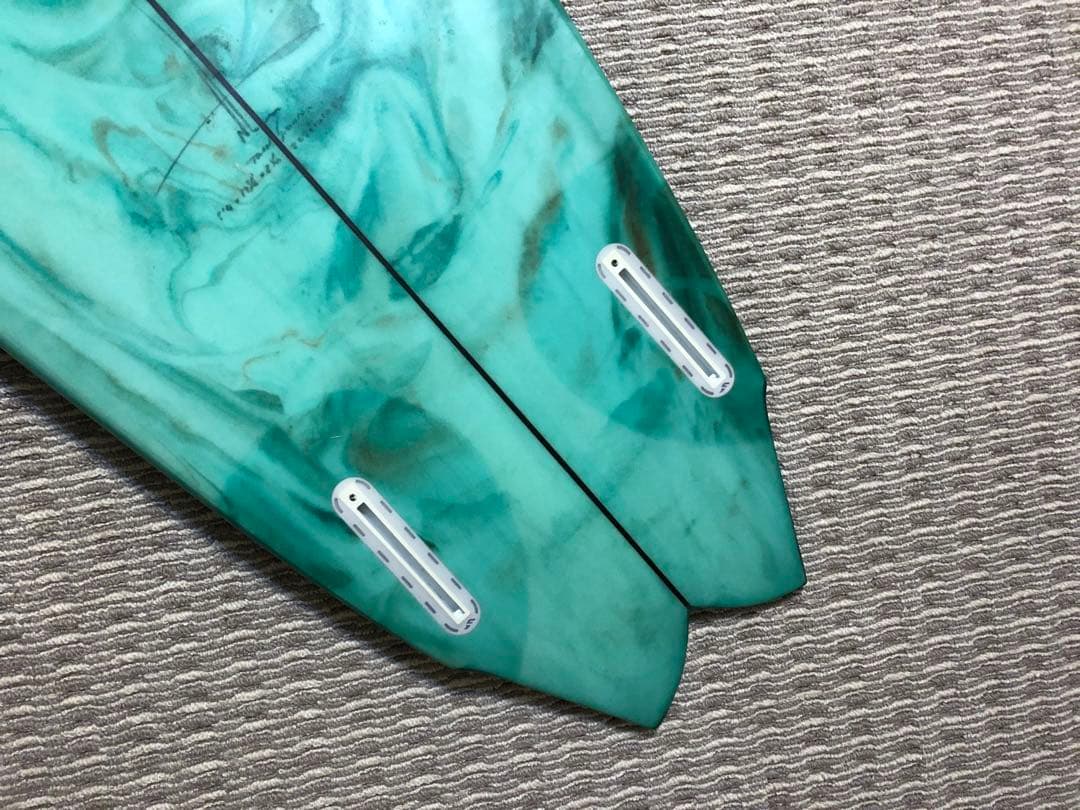 Albumサーフボード　Twinsman swirl tint 5’4