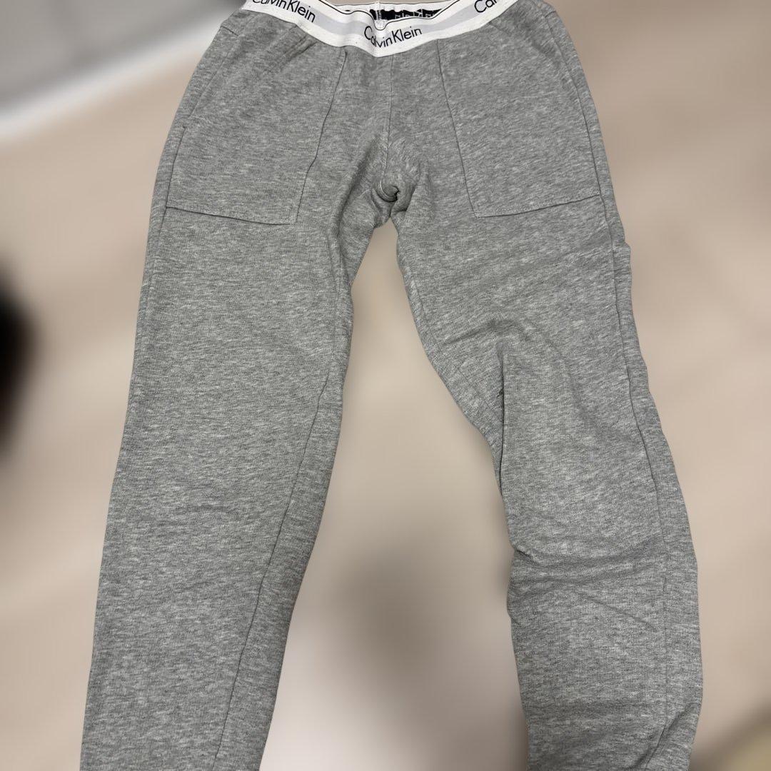   グレー パーカーとパンツ セット