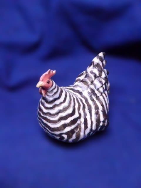 ストライプ模様の鶏の置物