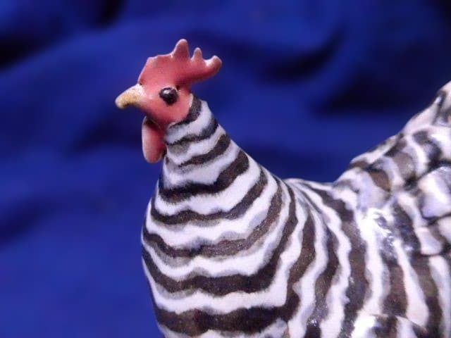 ストライプ模様の鶏の置物