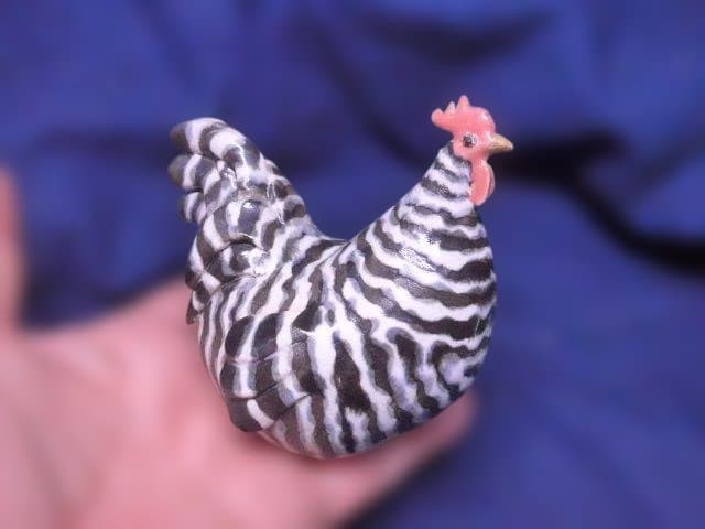 ストライプ模様の鶏の置物