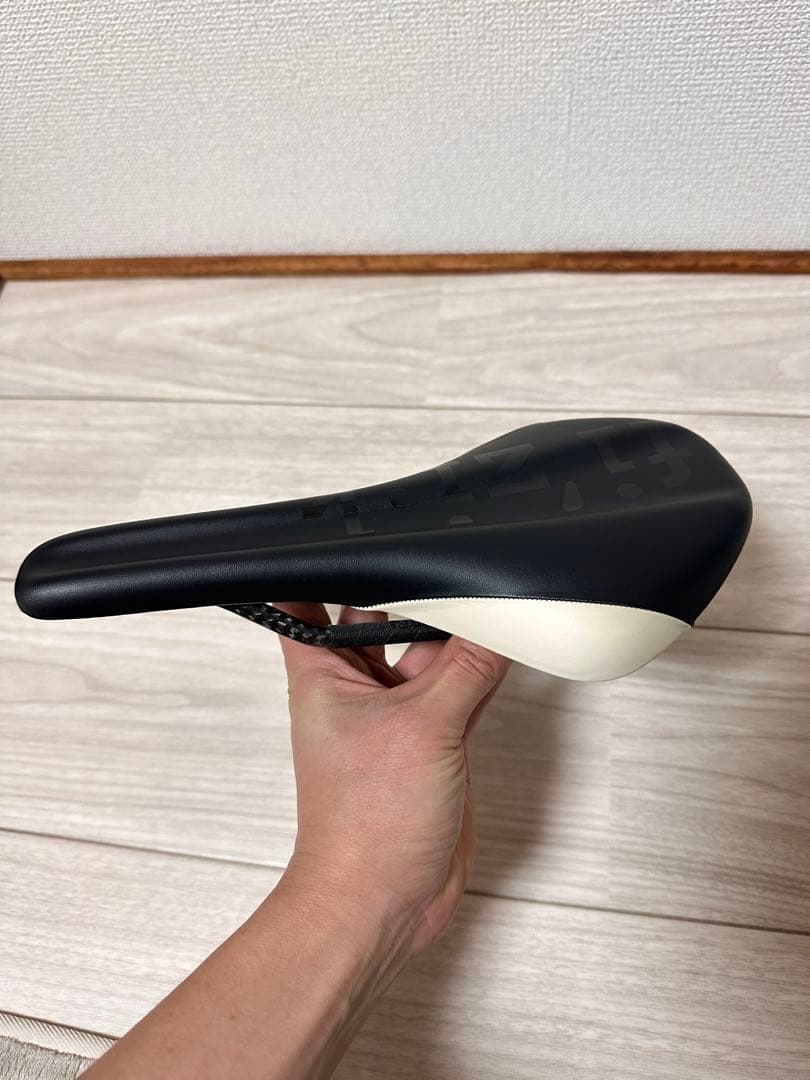 Fizik Antares Carbon 145mm サドル