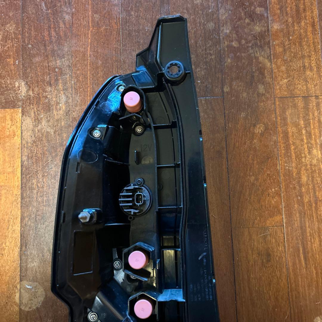 ホンダNBOXカスタムテールランプ 右側