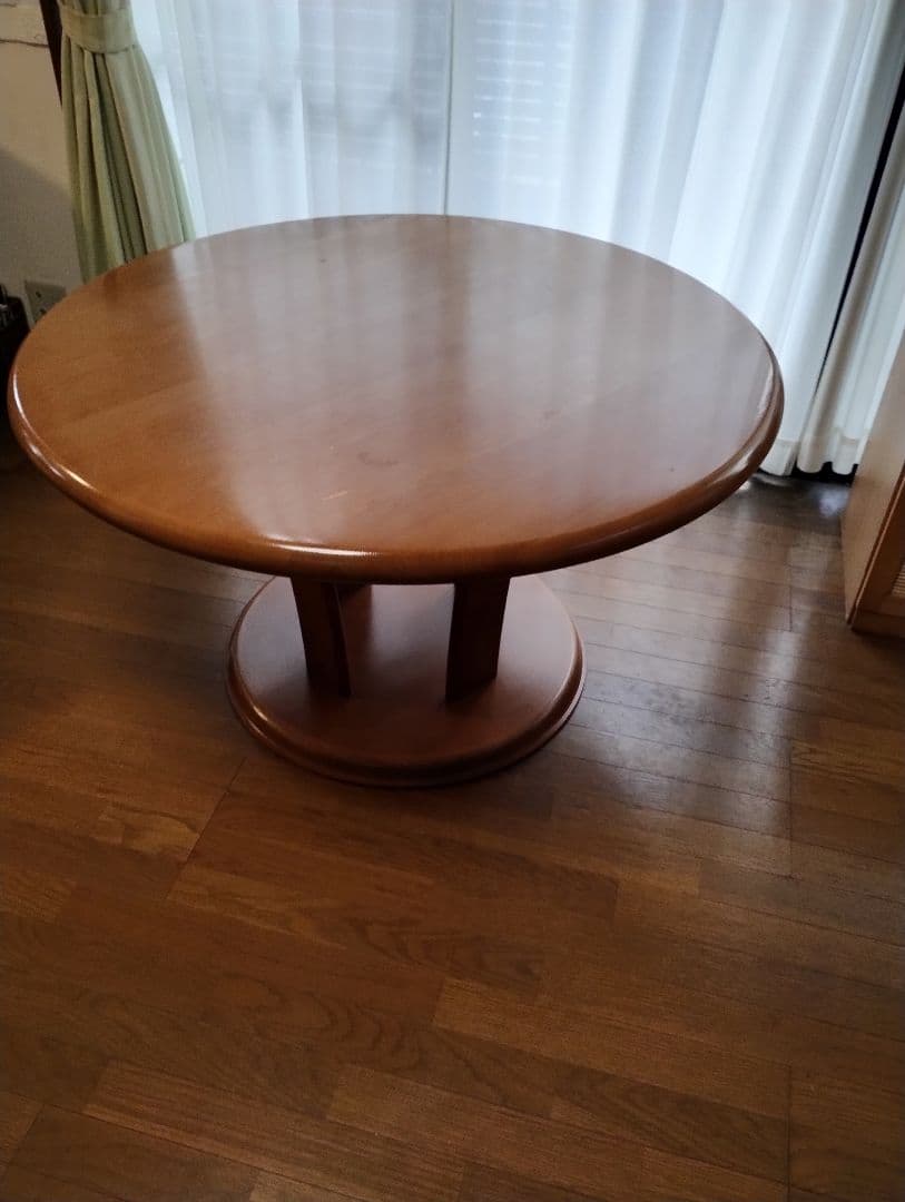 [値下げしました]円形木製ダイニングテーブル 4脚付き