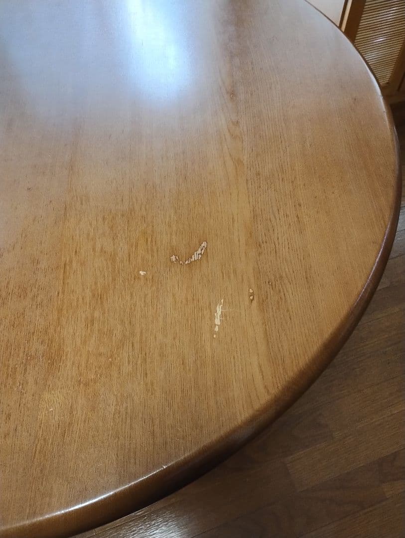 [値下げしました]円形木製ダイニングテーブル 4脚付き