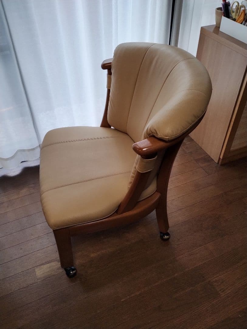 [値下げしました]円形木製ダイニングテーブル 4脚付き