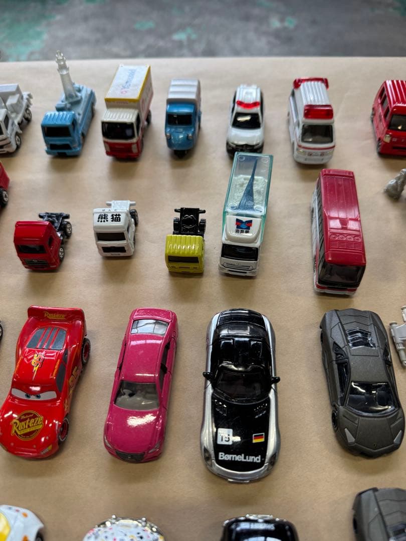 トミカ等　ミニカーまとめ売り　67個