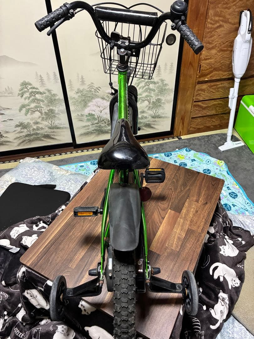 子供用自転車 緑色 補助輪付き