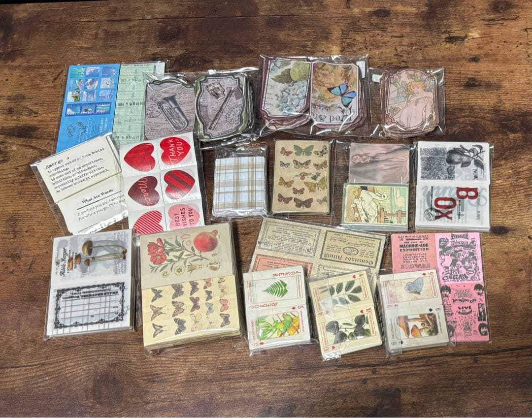 コラージュ素材　紙ものまとめ売り　60サイズぱんぱん