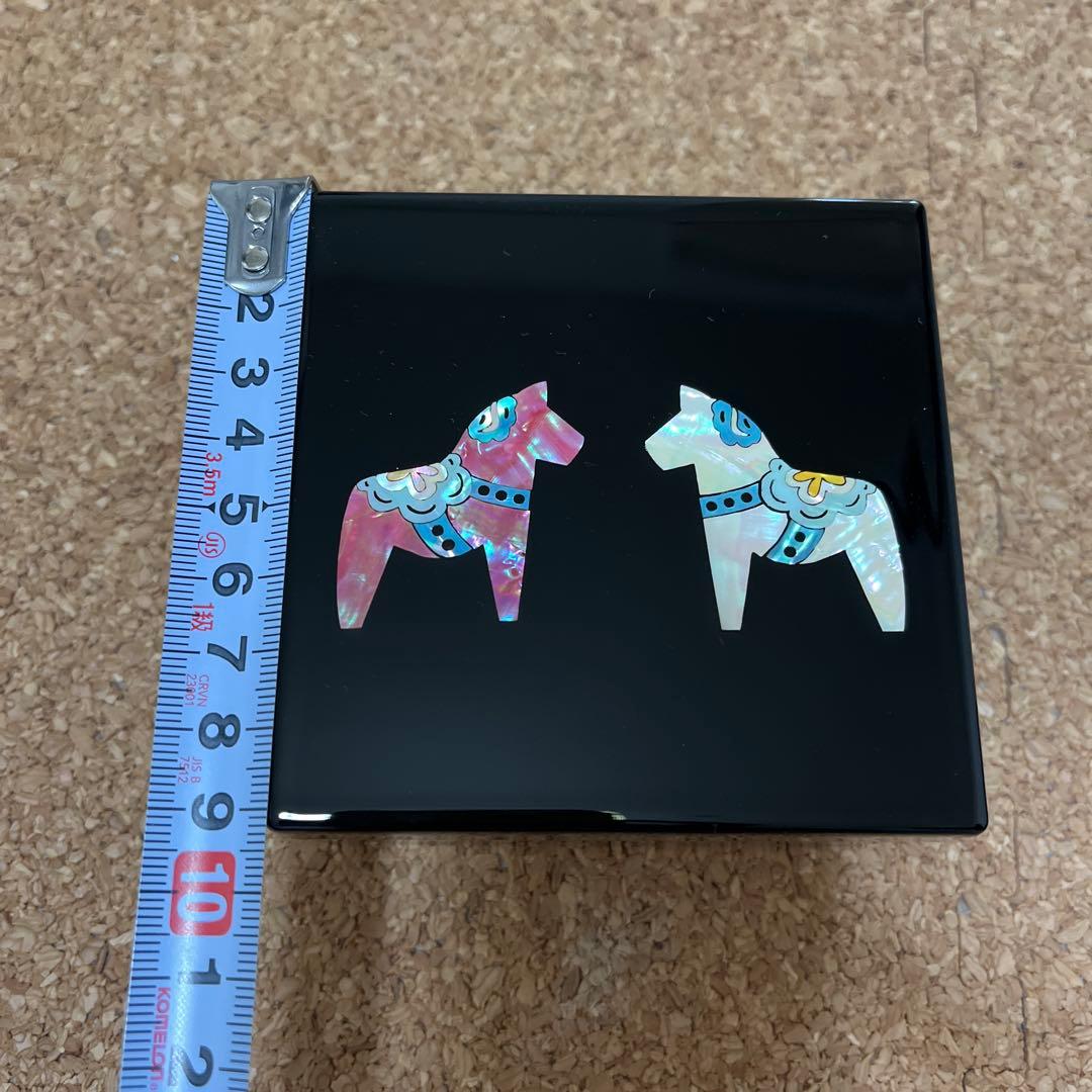 馬の装飾が施された高岡漆器　螺鈿ボックス