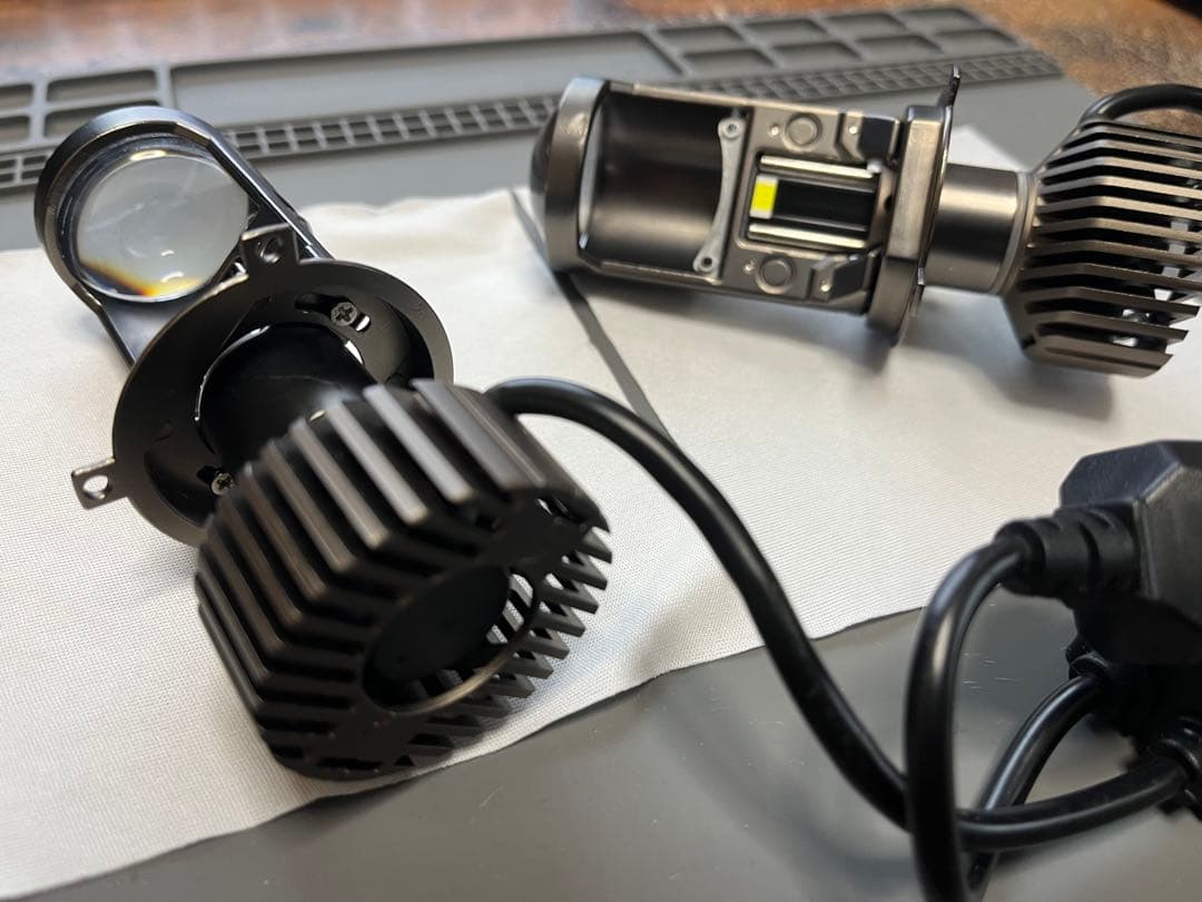[美品] VELENO H4 プロジェクターLEDヘッドライト [小ネジ交換済]