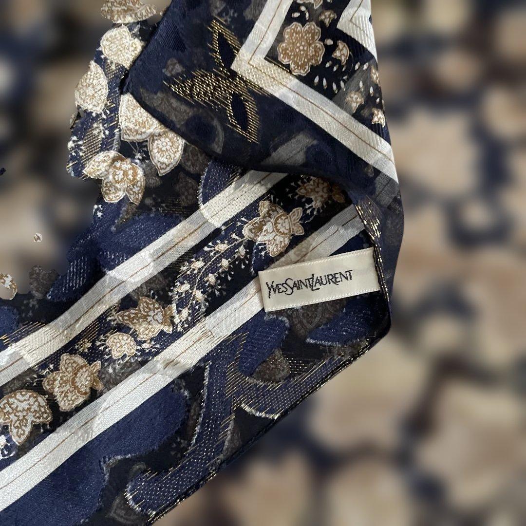 YvesSaintLaurent シルクスカーフ金糸入り　 ペイズリー　124㎝