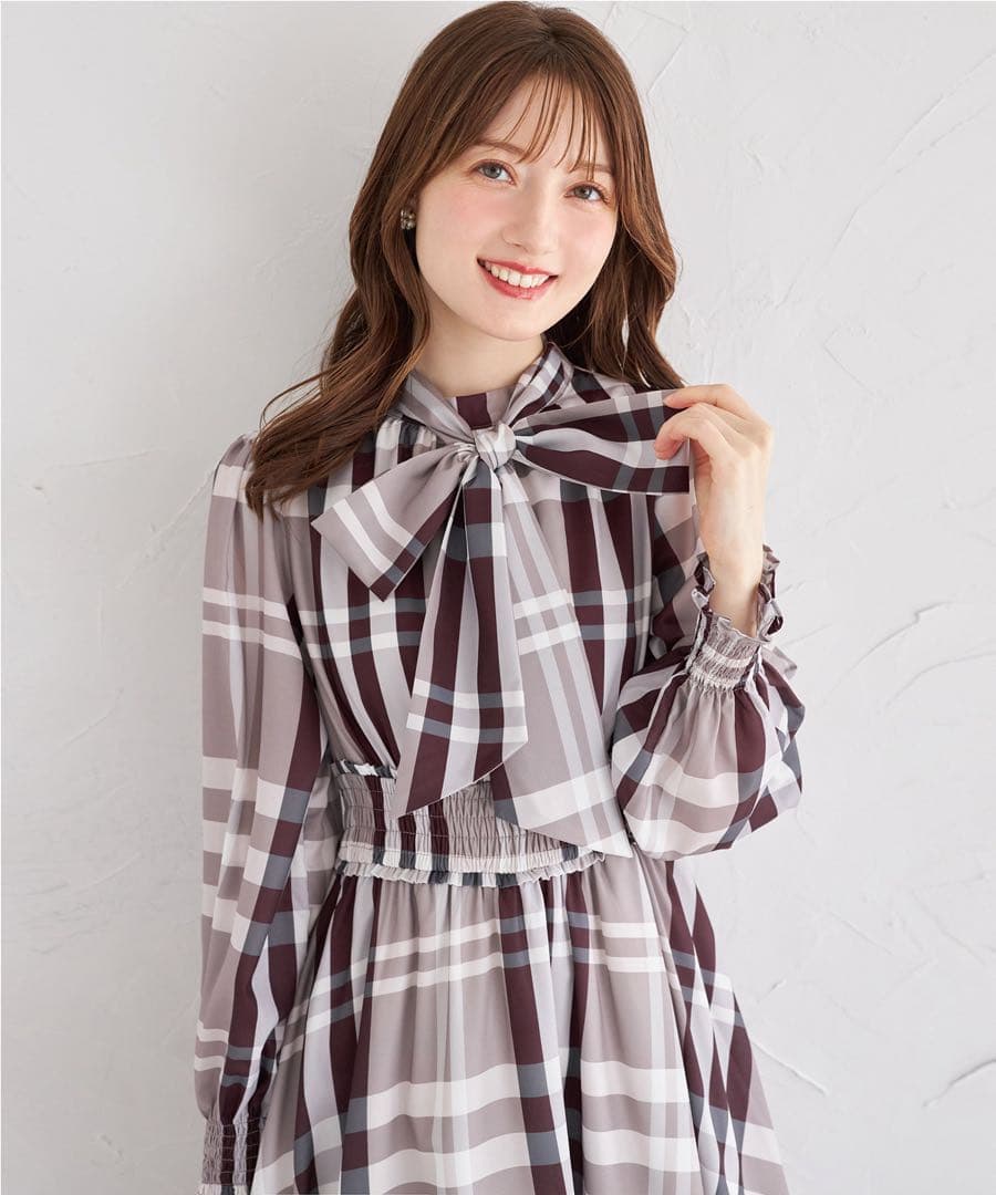 ベージュ ビックボウタイリボン付きチェック柄シャーリングワンピース tocco