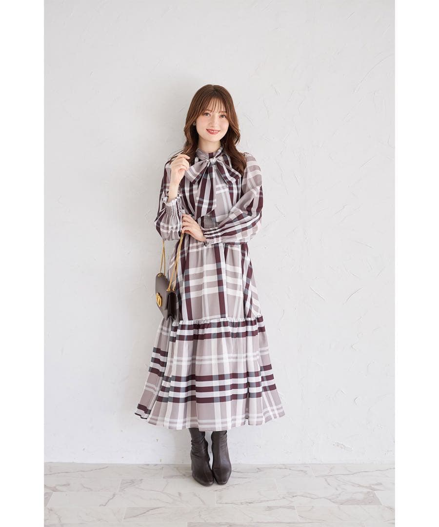 ベージュ ビックボウタイリボン付きチェック柄シャーリングワンピース tocco