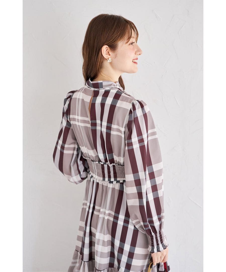 ベージュ ビックボウタイリボン付きチェック柄シャーリングワンピース tocco