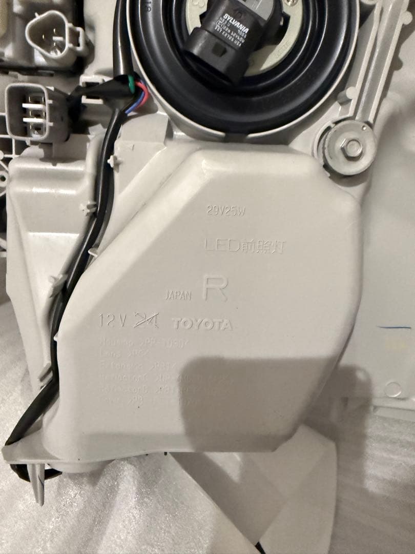8型ハイエース　新車外し　LEDヘッドランプ