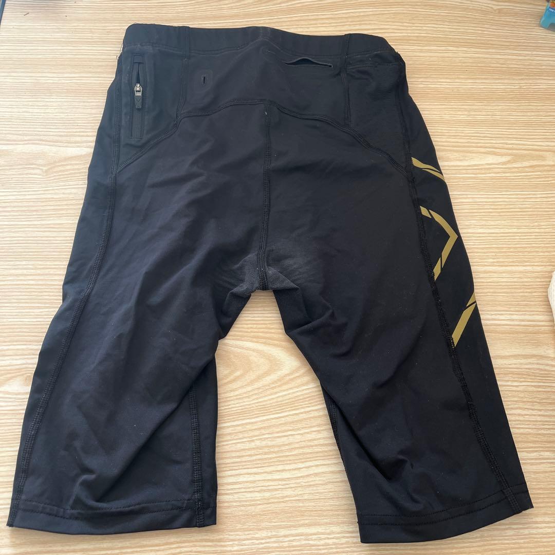 2XUハーフパンツ 黒 ゴールド