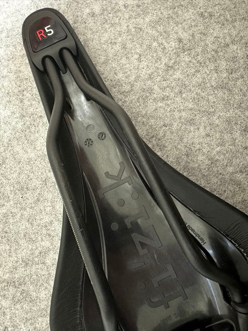 fi'zi:k フィジーク　Arione R5サドル