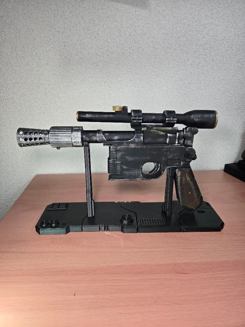 STAR WARS　ハン・ソロ　ブラスター　DL-44　レプリカ　台座付き