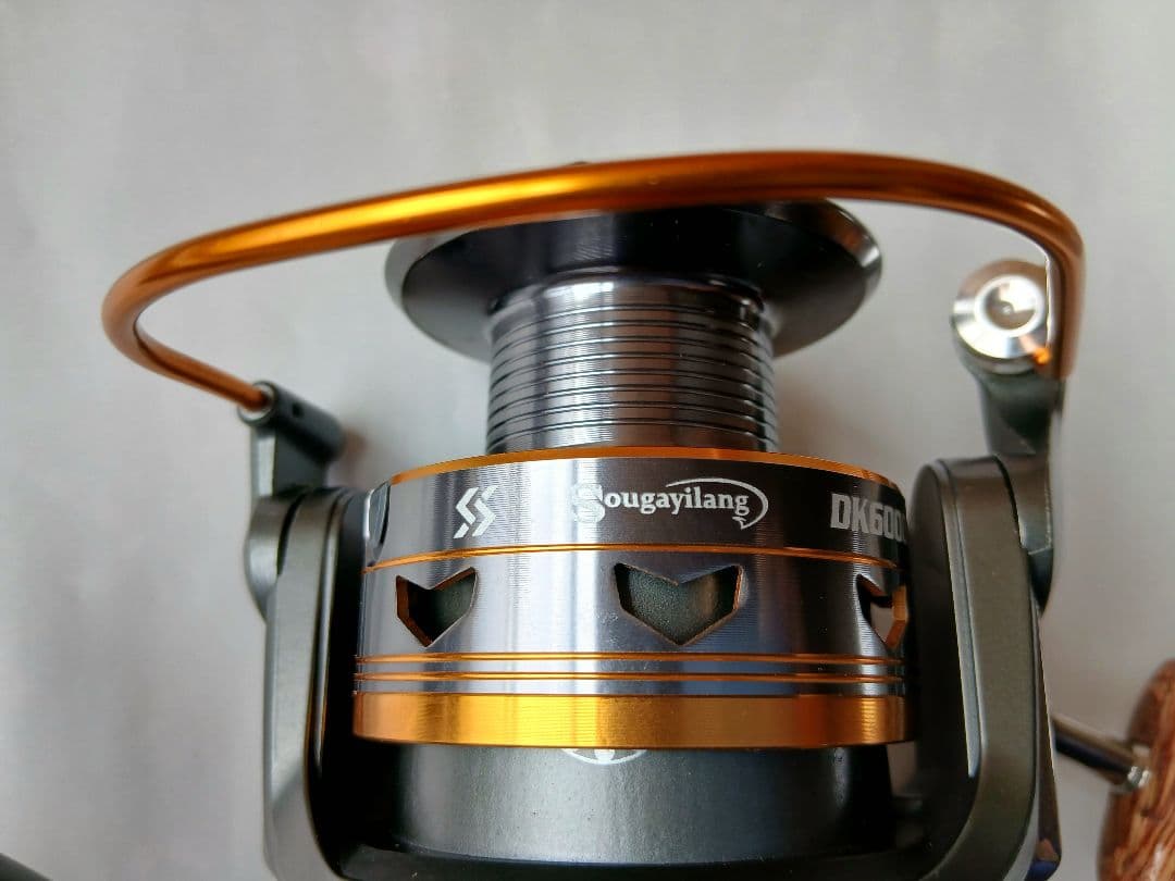 【新品未使用】スピニングリール ギ　　　　　ア比5.1:1アルミスプール木製ノブ