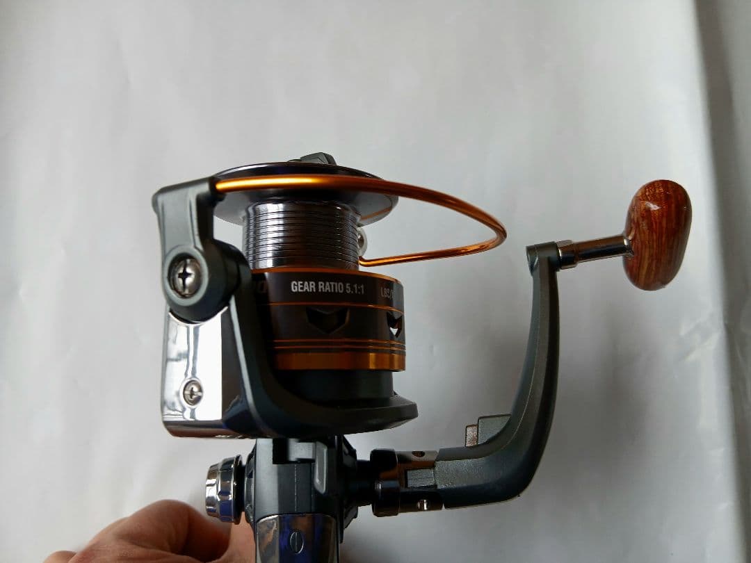 【新品未使用】スピニングリール ギ　　　　　ア比5.1:1アルミスプール木製ノブ