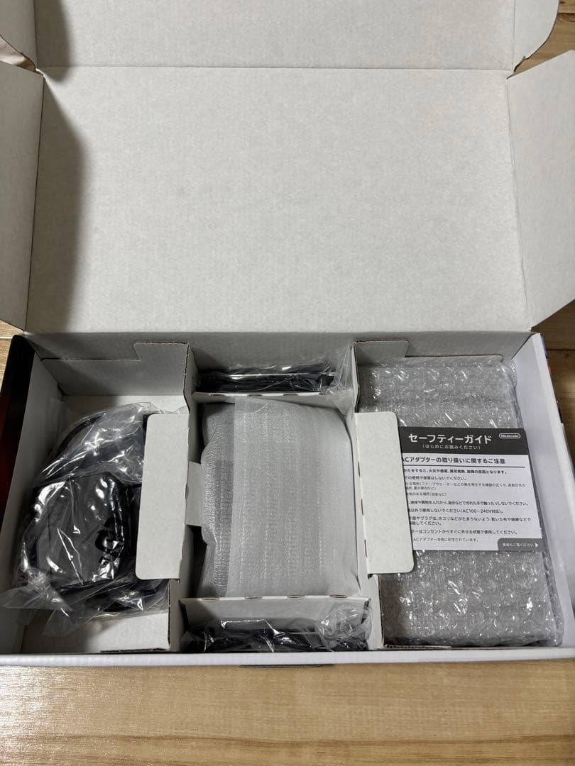 Nintendo Switch本体　付属品完備品　未使用純正キャリングケース付き