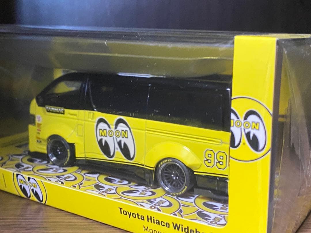 ミニカー TARMAC Toyota Hiace Widebody Mooneyes