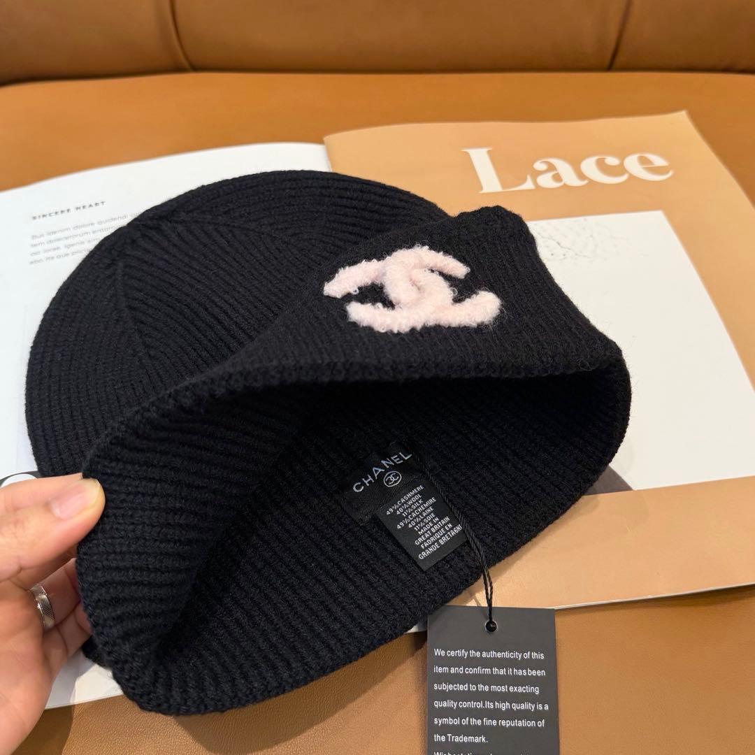CHANEL 黒 ニット帽 ロゴ入り