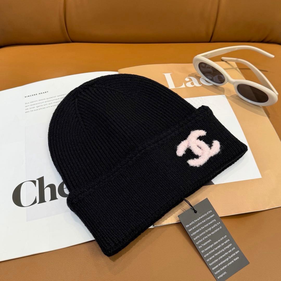 CHANEL 黒 ニット帽 ロゴ入り