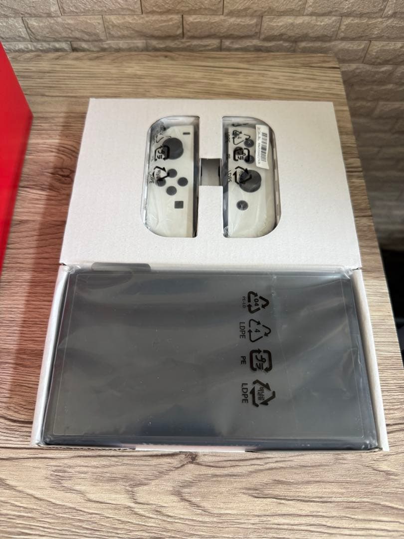【美品】Switch 有機ELホワイト＋純正キャリングケース　2024年購入