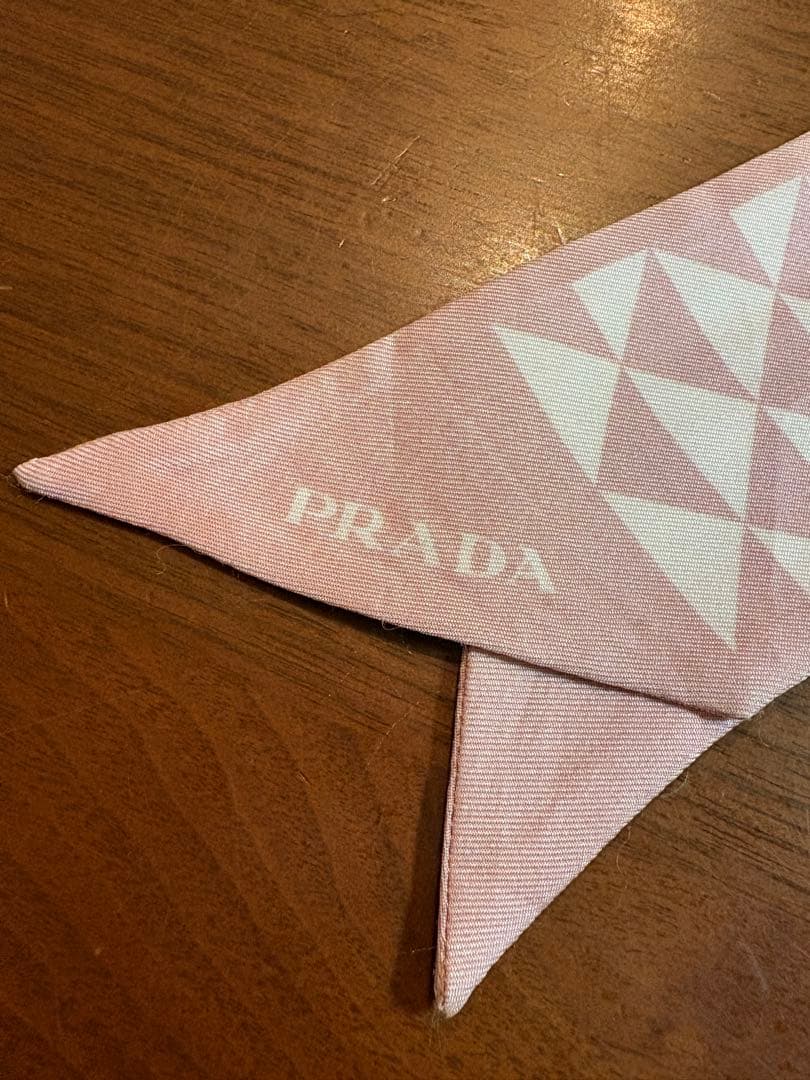 PRADA ピンクと白のシルクスカーフ