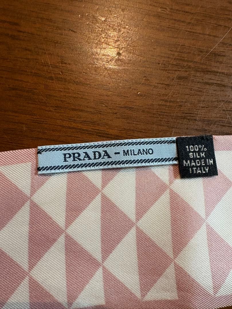 PRADA ピンクと白のシルクスカーフ