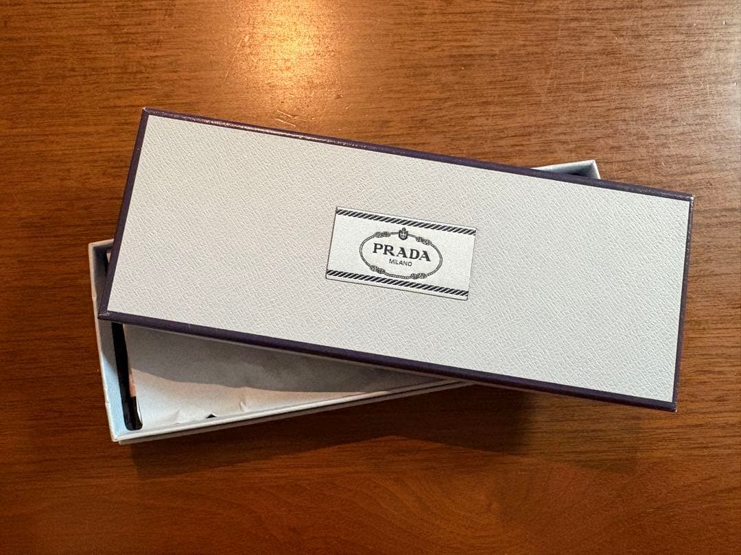 PRADA ピンクと白のシルクスカーフ