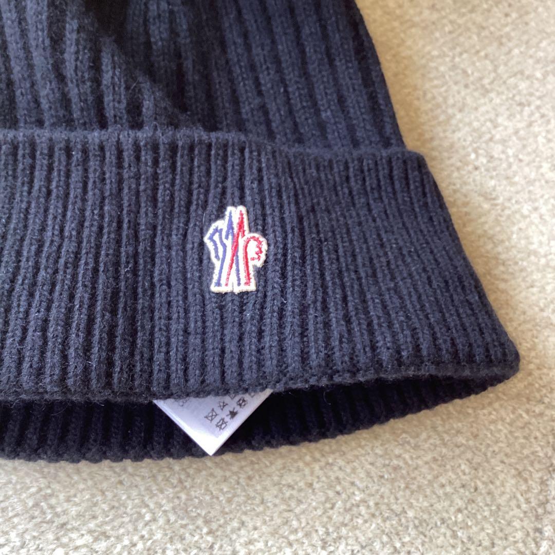 お決まり品　MONCLER 黒ポンポン付きカシミヤニット帽