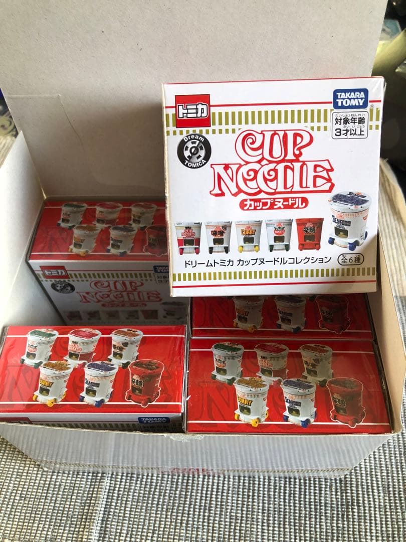 と*く様 トミカ　カップヌードル6種セット！