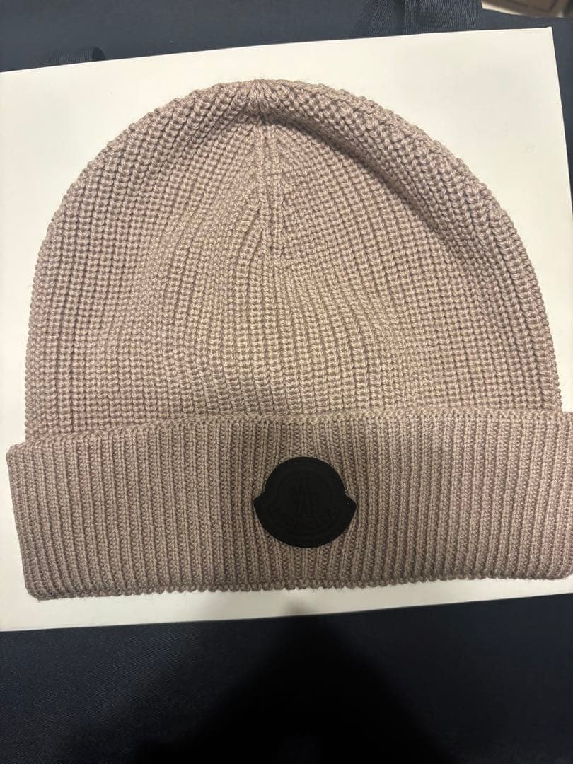 MONCLER シリコンロゴパッチ付き ニット帽