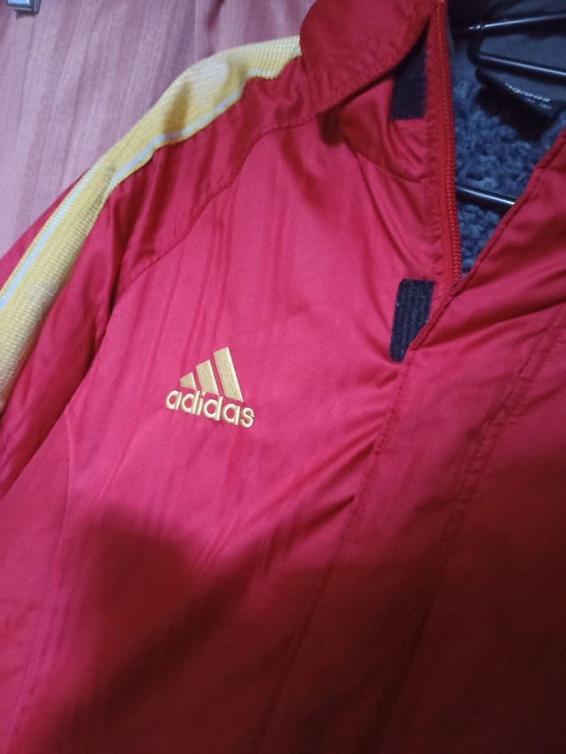 adidasアディダス CLIMAPROOF ベンチコート レッド/イエロー
