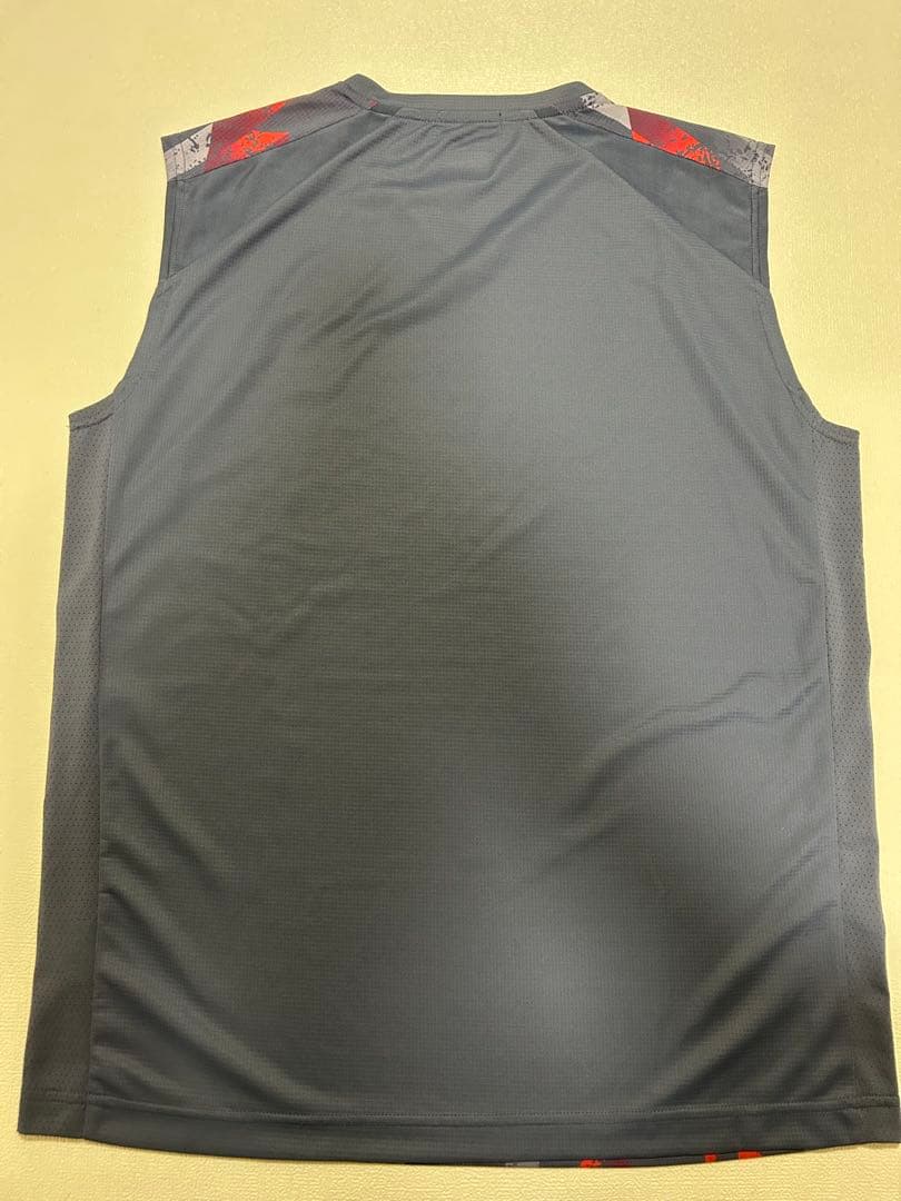 YONEX ノースリーブシャツ